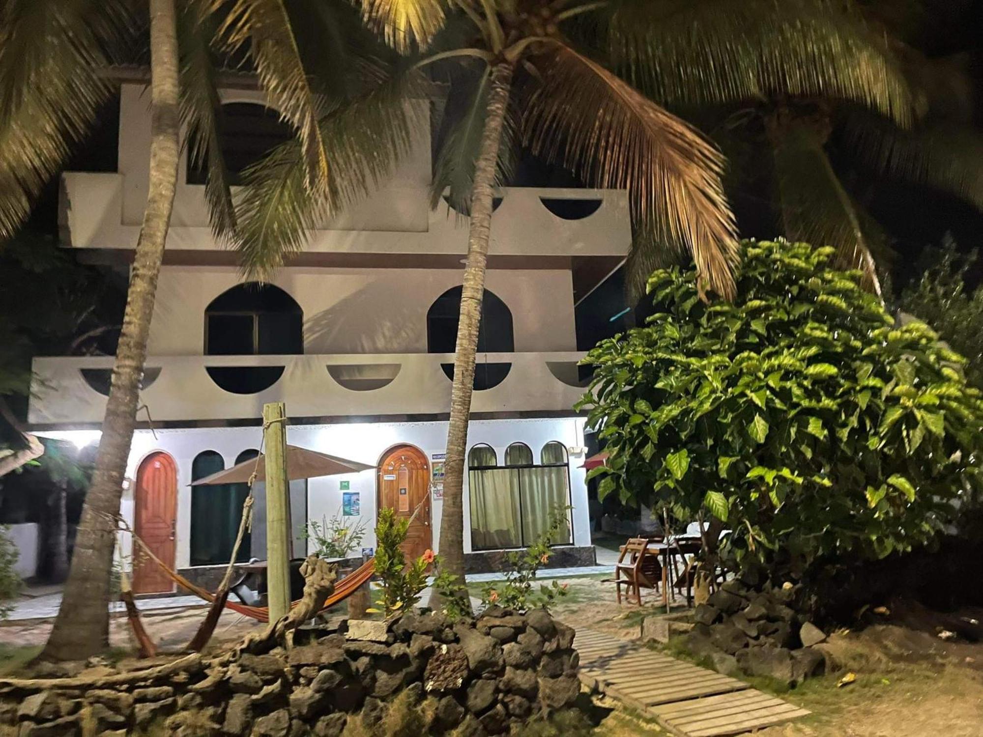 Hostal Muro De Las Lagrimas With High Speed Internet Starlink Puerto Villamil Exterior photo